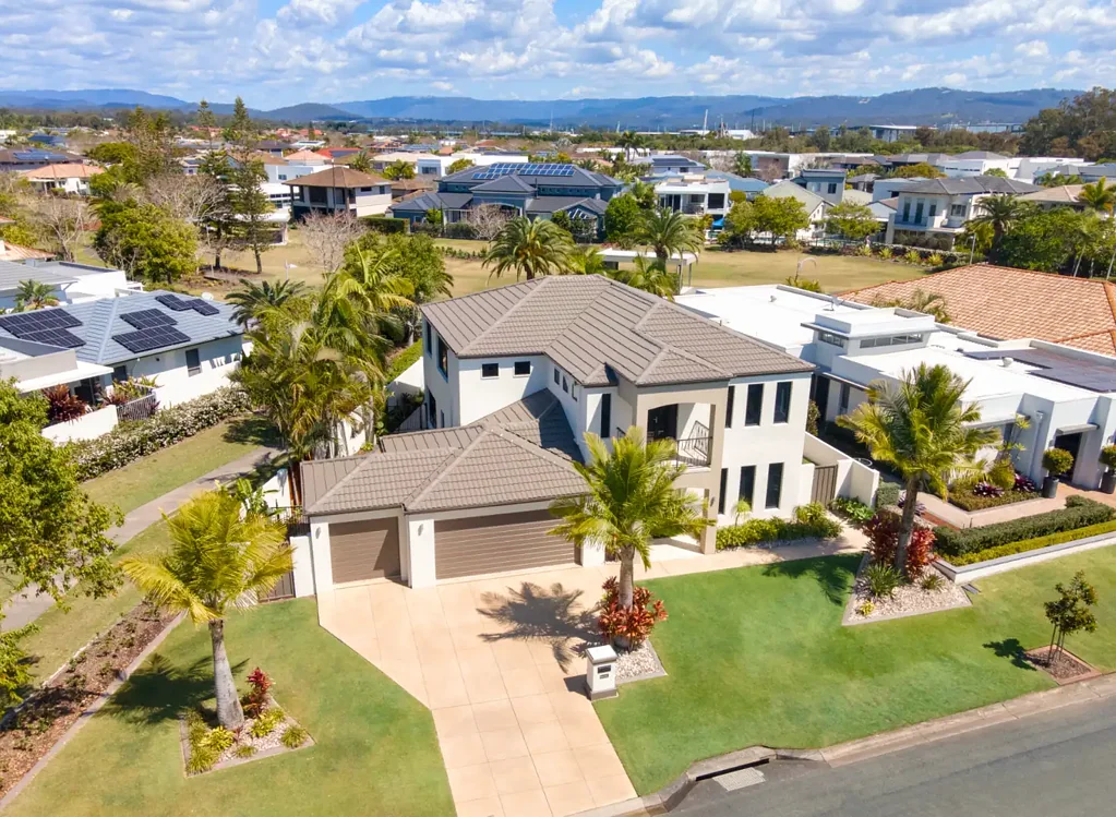 Hope Island 5房  Luxury Parkside Family Living in Gracemere