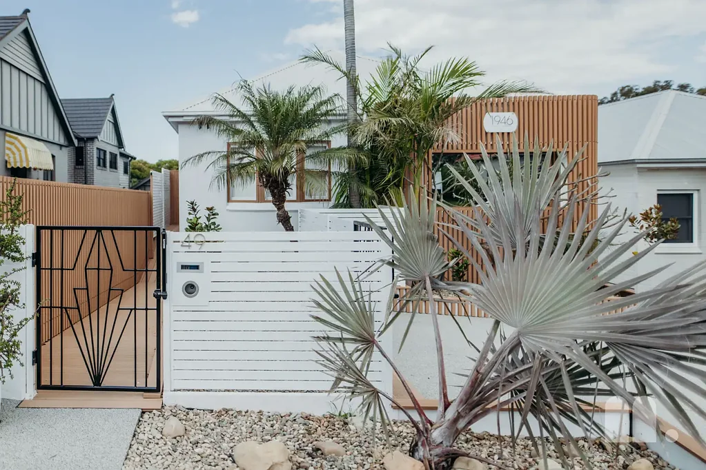 Mayfield 5ਬੈੱਡਰੂਮ COASTAL SUBURBAN DREAM: SETTING THE STANDARD IN MULTI-GENERATIONAL LIVING