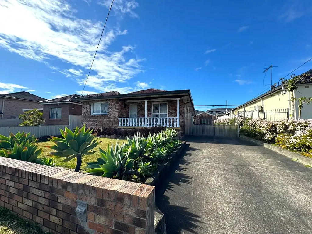 LARGE 4-BEDROOM FAMILY HOME
