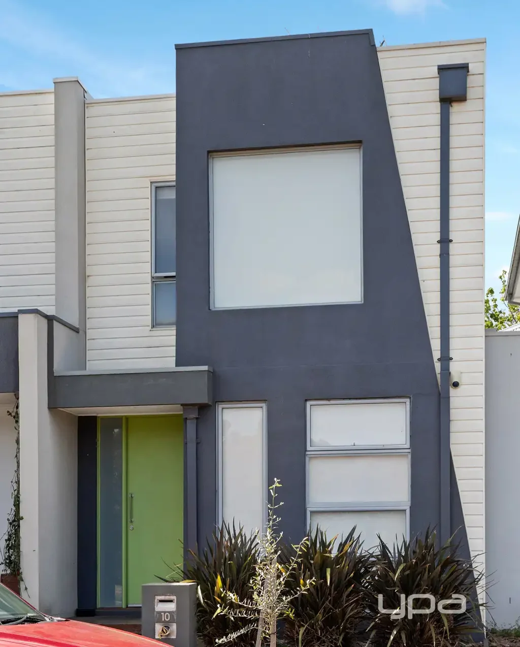 LUXURY LIVING IN PRIME LOCATION