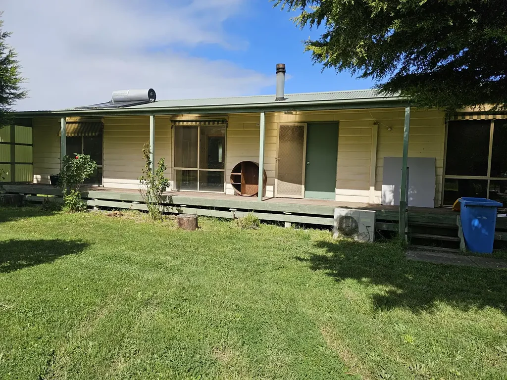 HOME on 8 ACRES