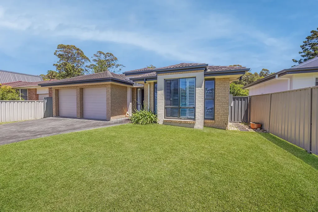 Berkeley Vale 4침실 Extra Spacious Single Level Home, Complete with Inground Pool