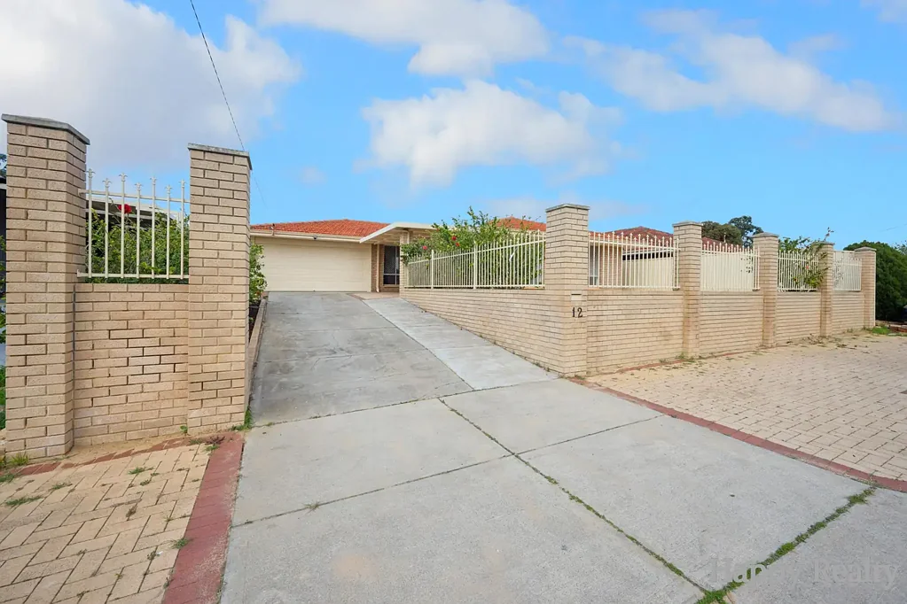 Warwick 4कमरा Renovated Family Entertainer with Swimming Pool on a Spacious 730sqm Block