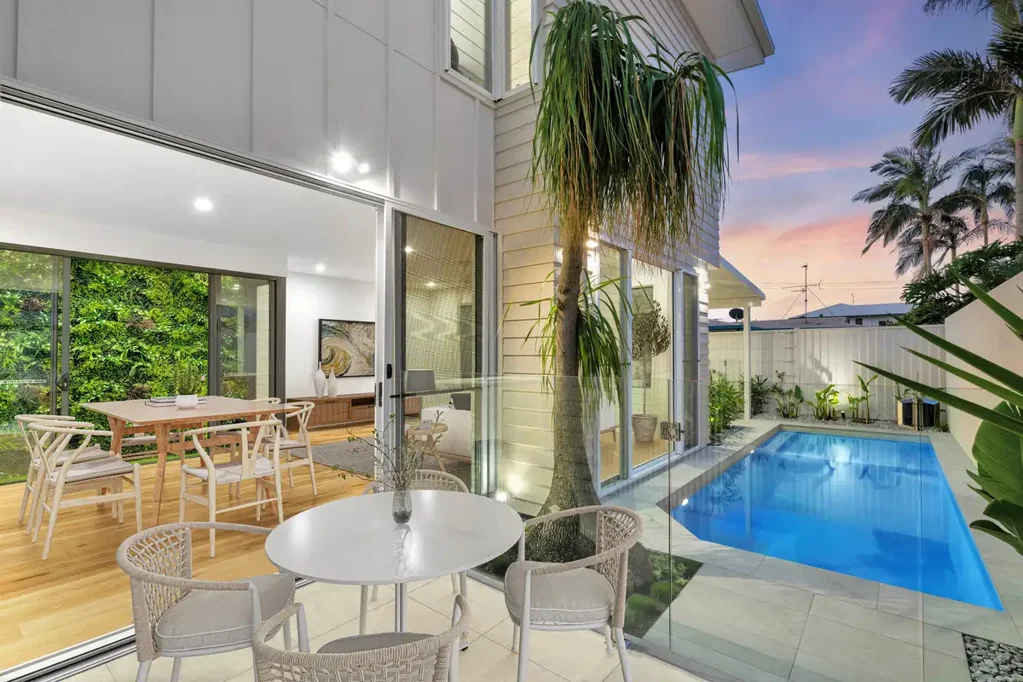 Warana 3Phòng ngủ BEAUTIFULLY APPOINTED HIGH END DUPLEX - STEPS TO PARK AND BEACH!