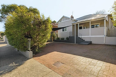 Bayswater 3 Bedroom THE COTTAGE WITH THE GARDEN TO MATCH
