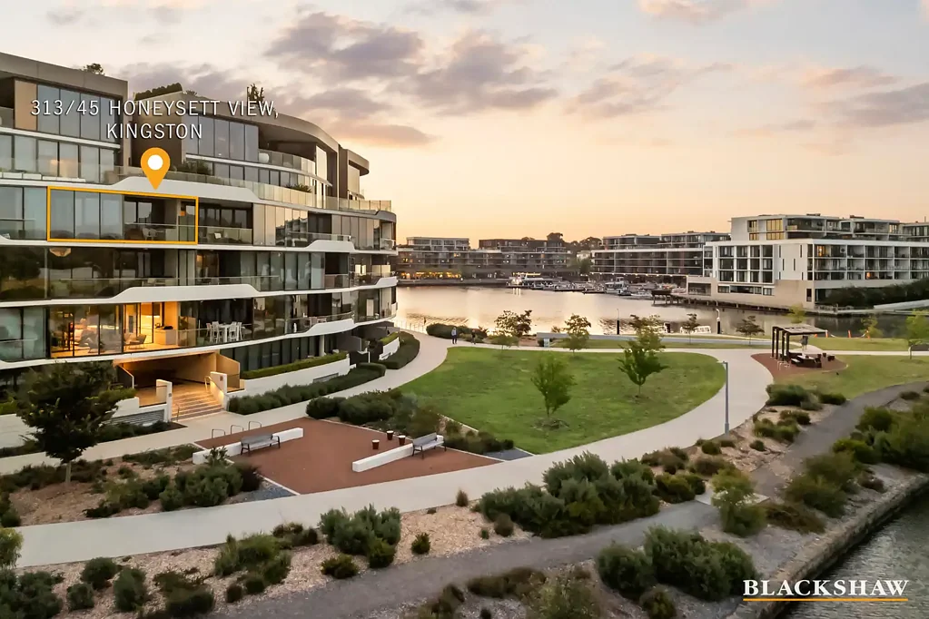 Kingston 3ਬੈੱਡਰੂਮ Unrivalled lakefront position with magnificent views and sophisticated interiors