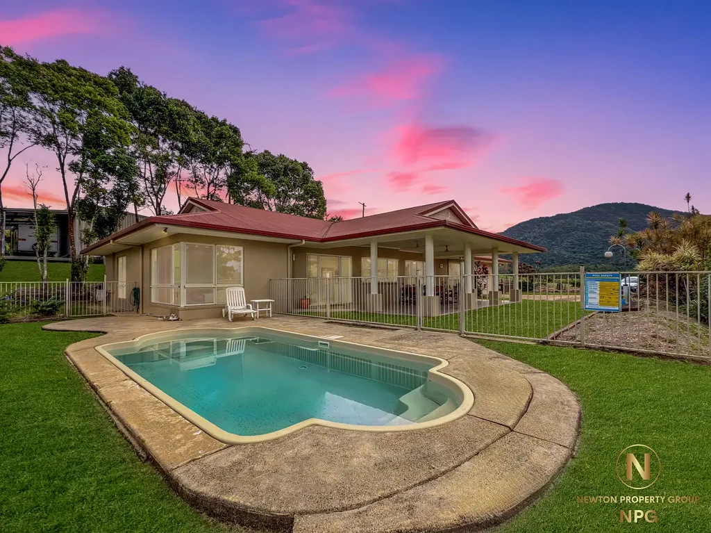 Feluga 4 Bedroom Spacious Family Home with Pool, Privacy & Lush Gardens!