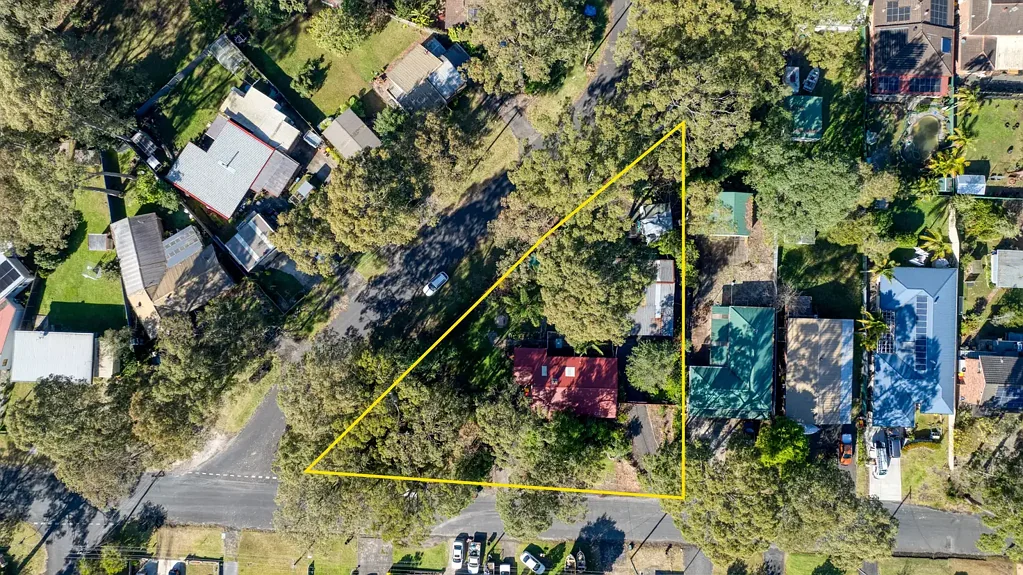 Old Erowal Bay 3 Bedroom Subdivision Potential - Coastal Bungalow on 1,762m²