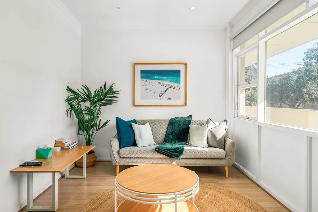 Glenelg 2房  Rare Investment Opportunity Moments from the Beach