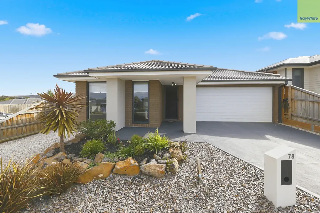 Bacchus Marsh 3房 转角地块优越  三卧两浴舒适  主卧套间私享  全围栏后院宽敞  双车库安全实用  管道冷暖全年适 CORNER BLOCK GEM
