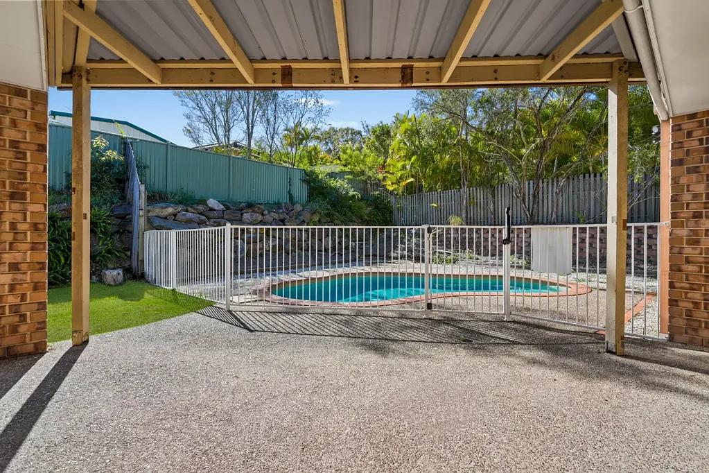LARGE FAMILY HOME WITH POOL