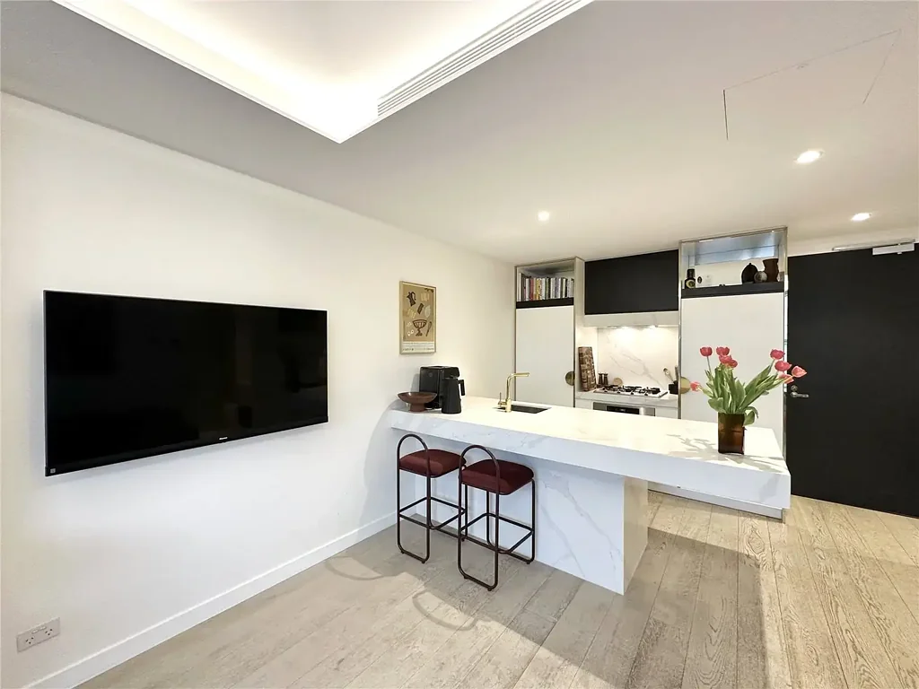 UNFURNISHED MORDEN ONE BEDROOM APARTMENT LOCATED IN HEART OF SOUTH MELBOURNE