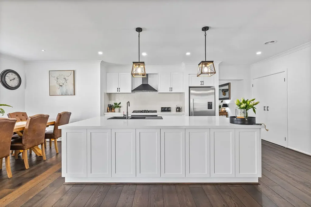 Berwick 4房 单层砖砌住宅 温馨实用现代 精心设计装修 高端电器齐全 四季延伸空间 四房主套豪华 划片优质学校 社区家庭友好 Spacious Family Living in a Quiet Court