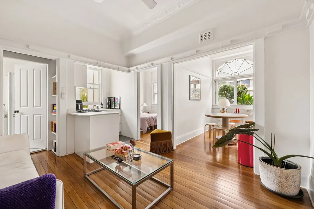 Sunny Art Deco apartment by the park