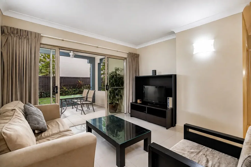Westcourt 1Zimmer TRUE GROUND FLOOR LOCATION, PLUS LARGE COUTYARD. For Inspection Contact Agent Tim Lyon 0400 355 706.