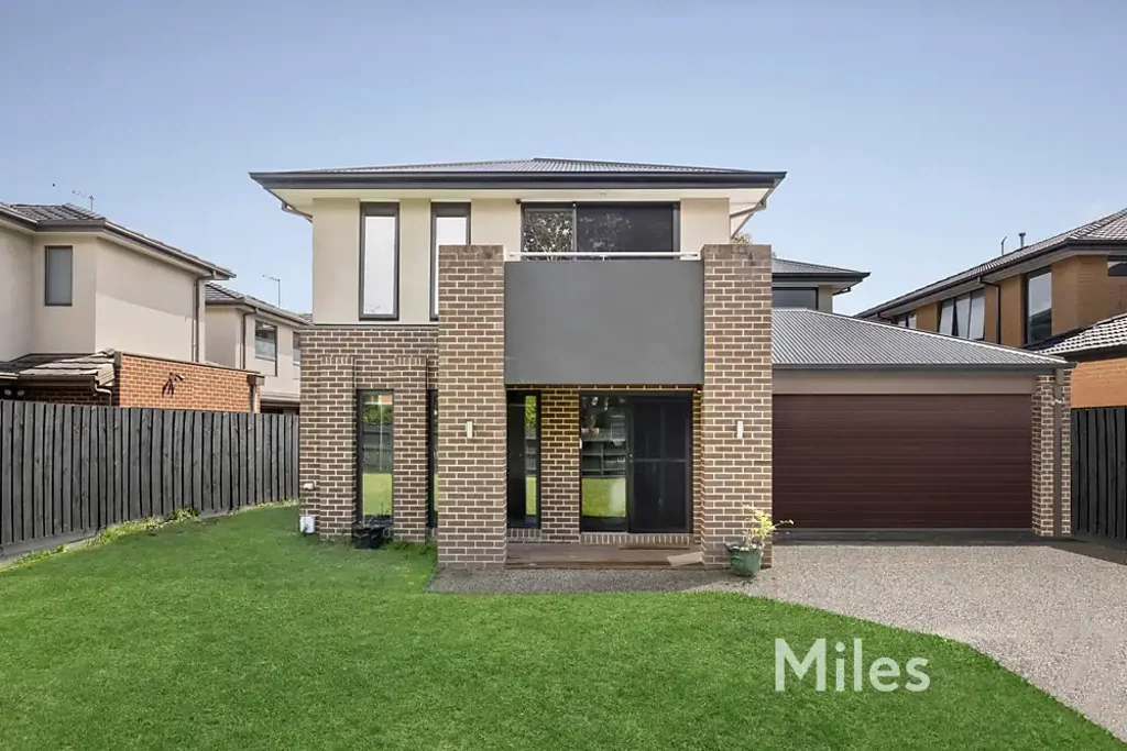 SPACIOUS FAMILY LIVING WITH POOLSIDE APPEAL