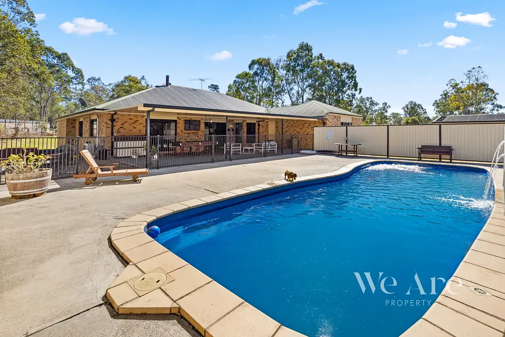 South Maclean 5 Slaapkamer 5 Flat flood free acres, town water, 360m2 home