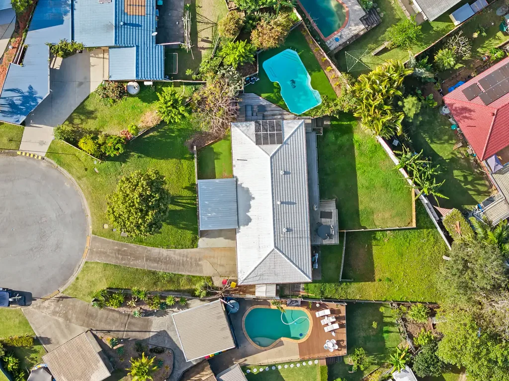 Worongary 3Zimmer Stylish Renovated on 988m2, + Granny Flat Site ready to go.