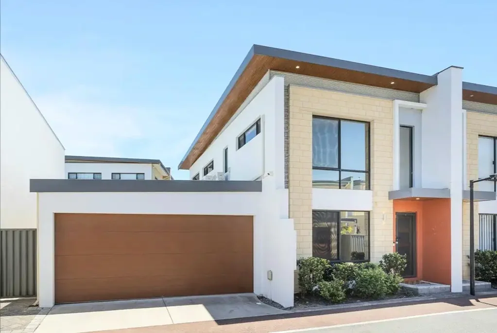 Coolbellup 4ਬੈੱਡਰੂਮ 🚀 Super Low Strata $530/qtr! Pristine 2016 Double-Storey Townhouse Opposite Rinaldo Park! Owner Occupied!