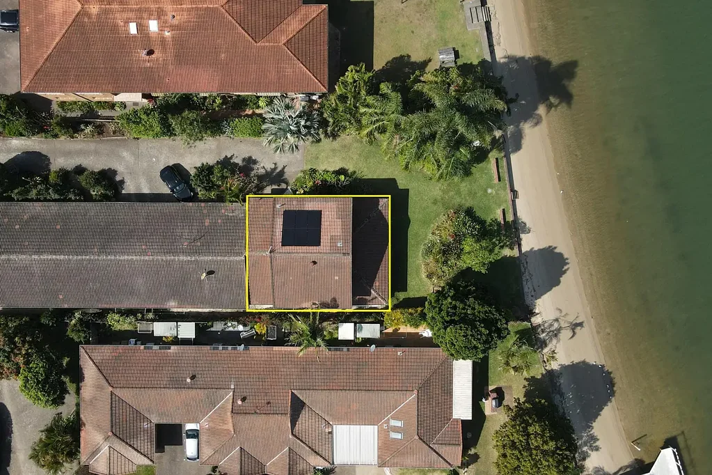 Currumbin Waters 3कमरा Waterfront Living in Highly Sought-After Currumbin Waters Location