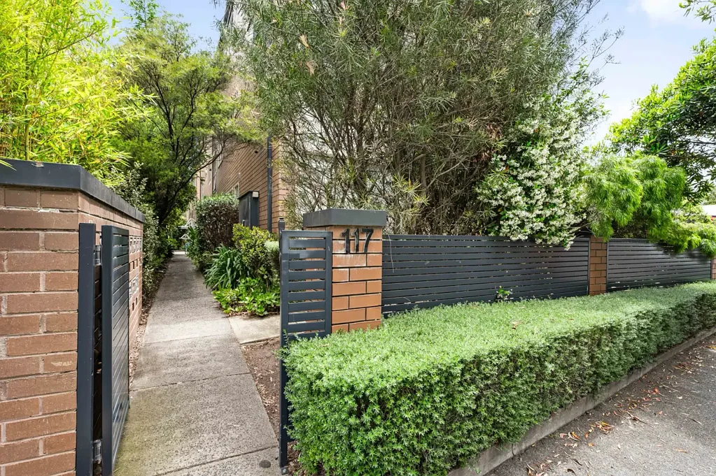 Stylishly Updated Apartment in the Heart of Parkville!