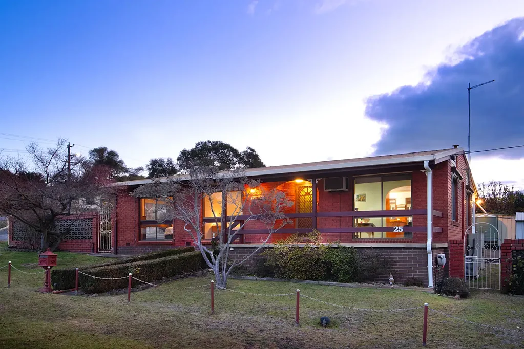 Castlemaine 3 Bedroom Elevated and established retro cool that's exceptionally convenient.
