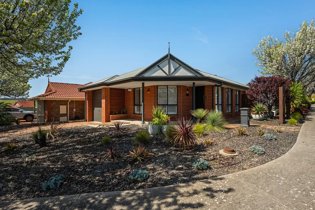 Greenwith 3Moenga Two Living Zones And Room To Unwind!