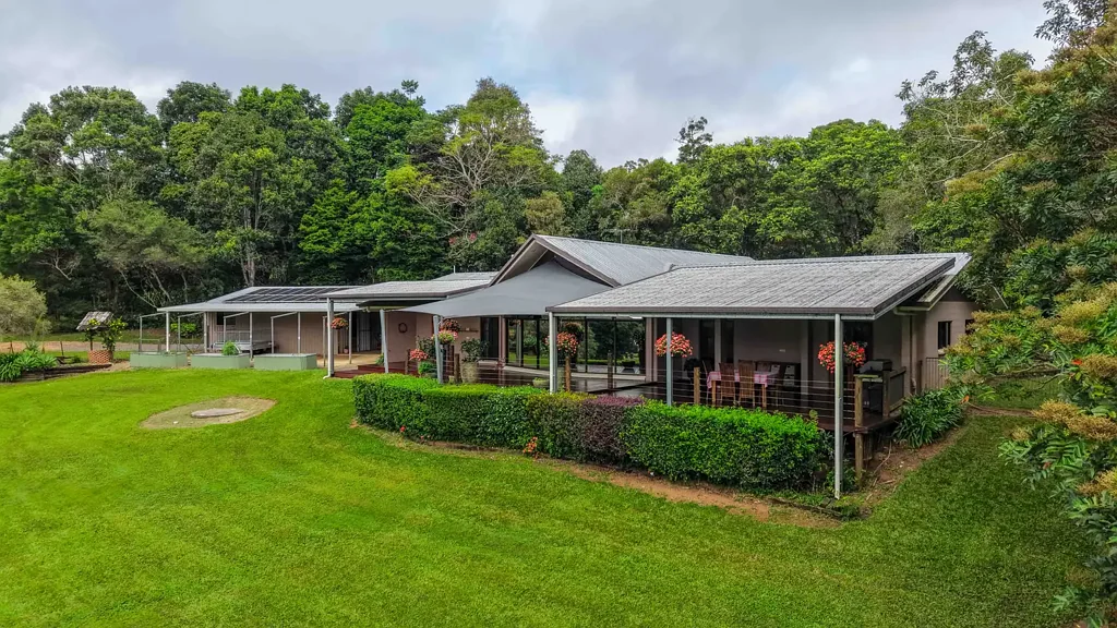 Barrine 4房  Immaculate Acreage Retreat with Lake Views on 1.16ha