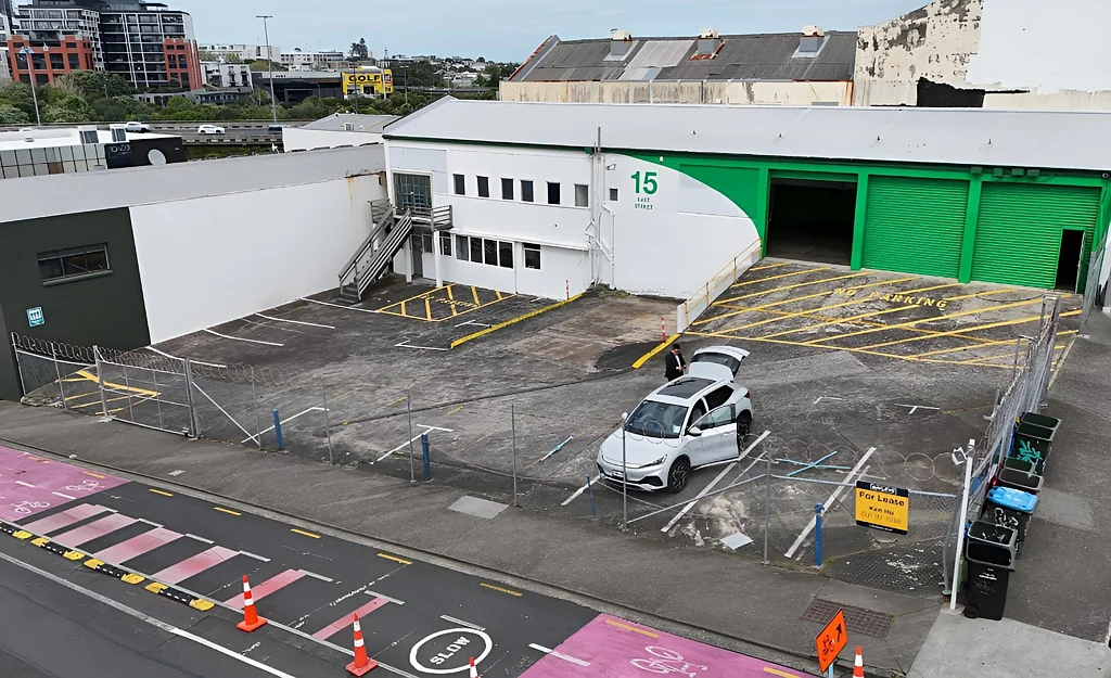 Auckland Central Showroom/Workshop next to Karanga-a-Hape Station