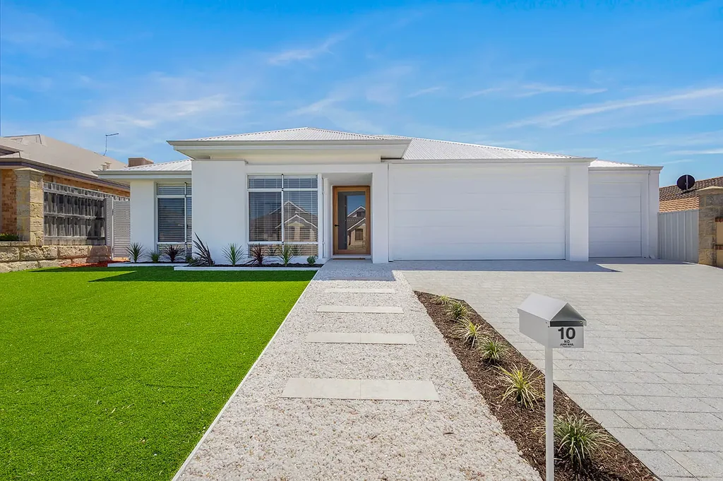 BRAND NEW COASTAL BUILD - 4x2 MODERN FAMILY HOME!