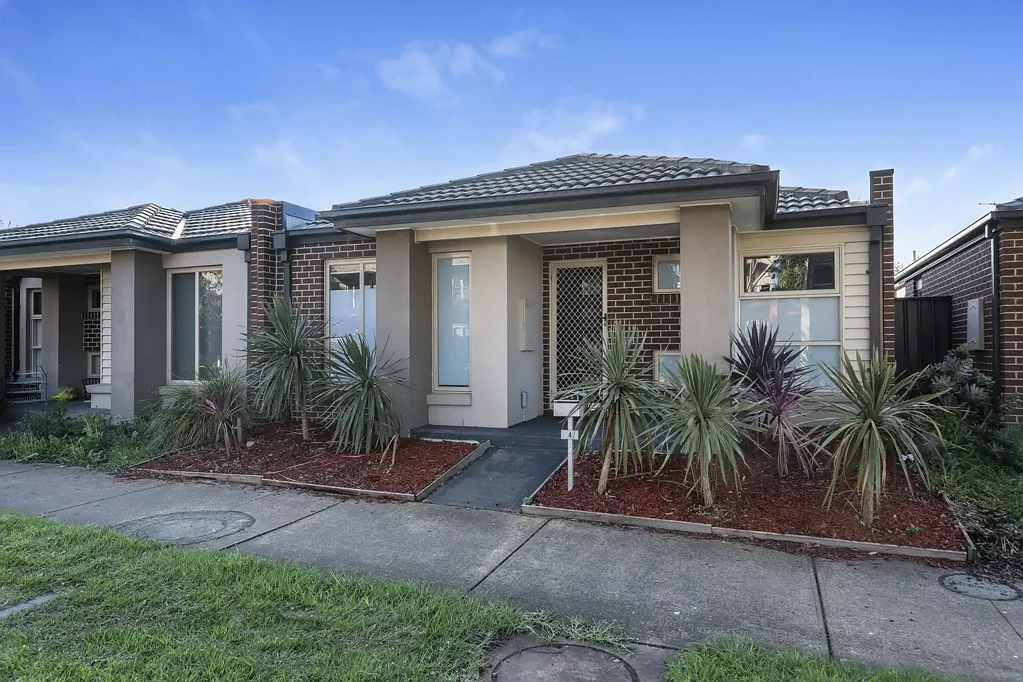 Spacious 3 bedroom home, just moments to Bronhill Vista Parklands