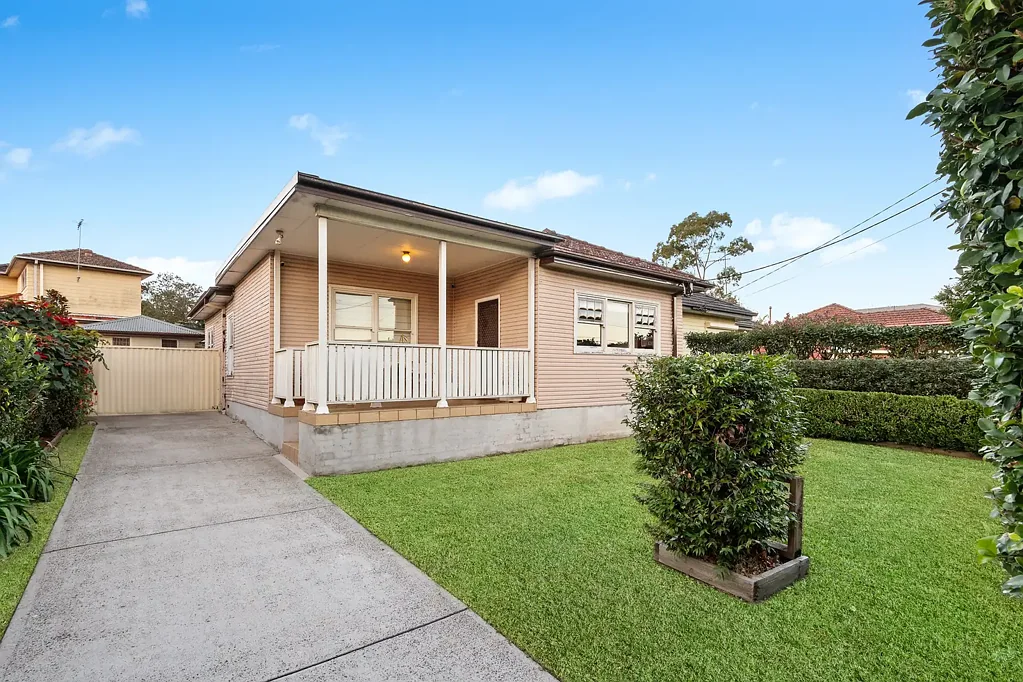 Mortdale 3ห้องนอน Charming Family Home in Central Mortdale Setting