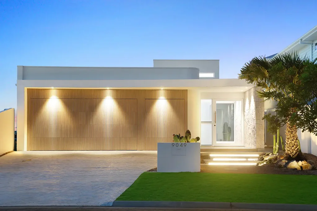 Hope Island 4 Slaapkamer North Facing, Single level Oasis with Palm Springs flare