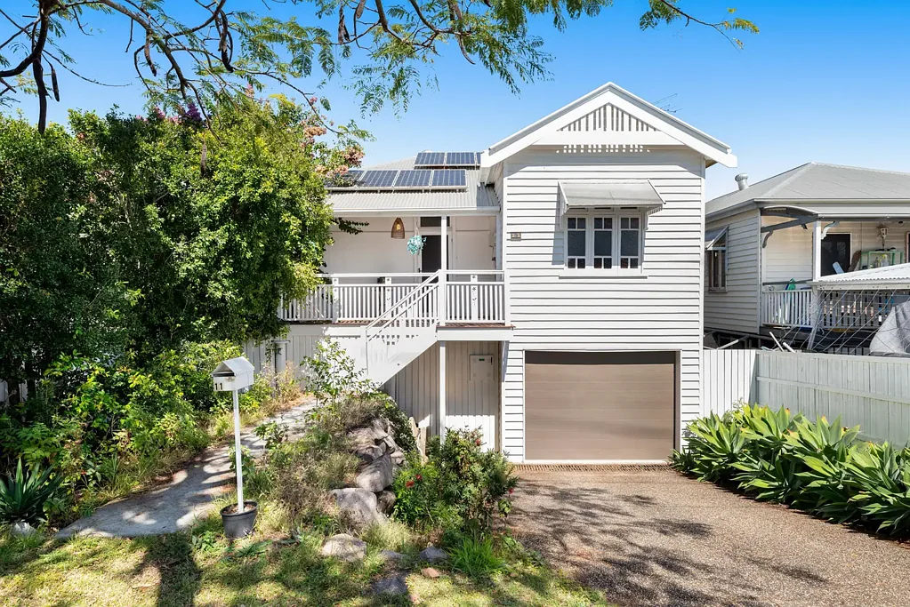 Bulimba 2 Slaapkamer Queenslander Charm, Poolside Living + City Glimpses