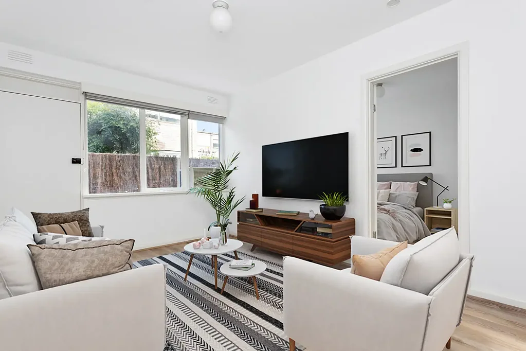 One Bedroom With Private Courtyard At Rear Of The Block
