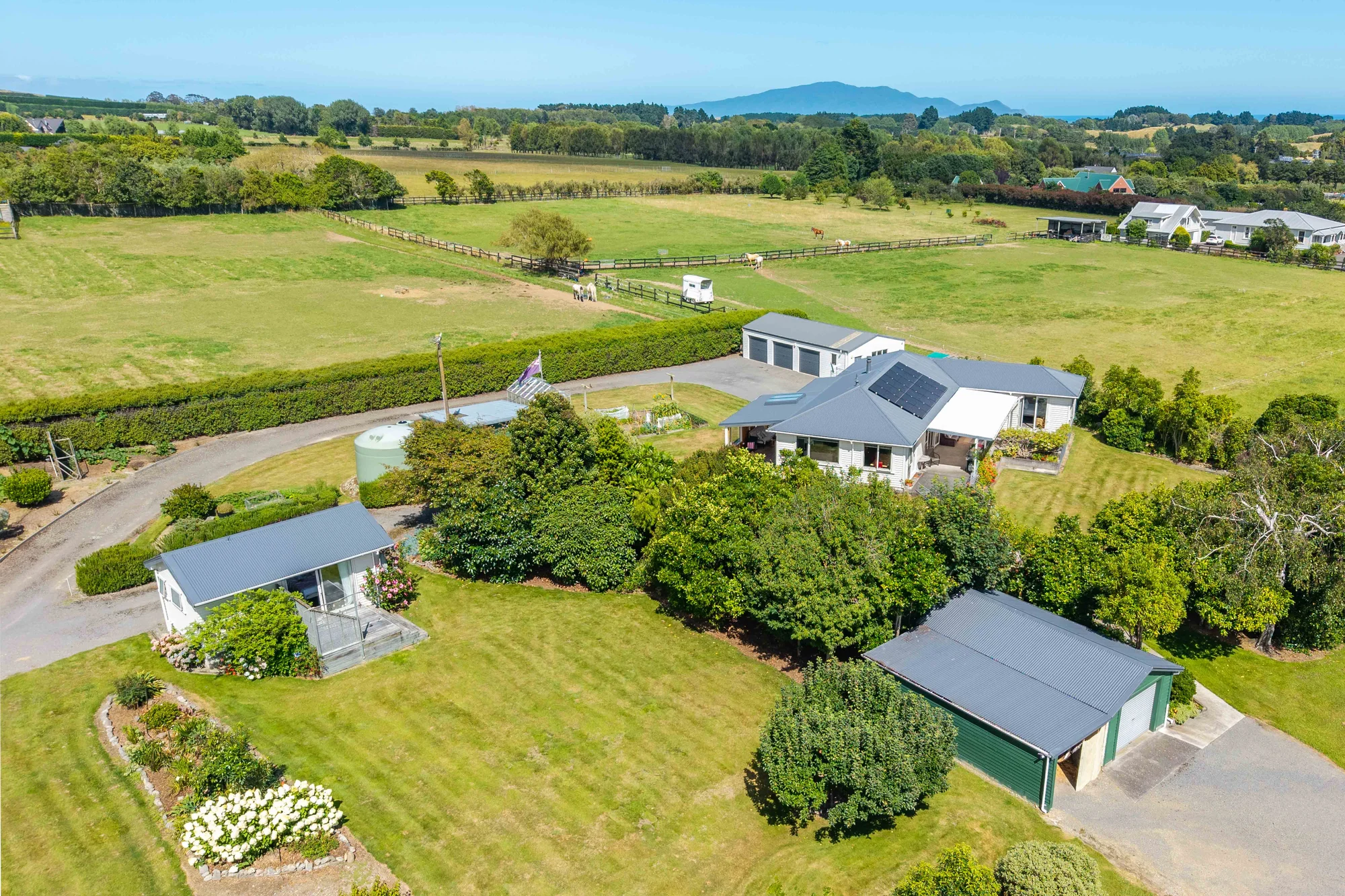 Te Horo 4 Slaapkamer LIVE THE DREAM AND ENHANCE YOUR LIFESTYLE!