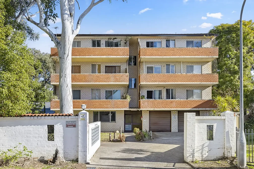 CONVENIENT WATERSIDE LIVING 2 BEDROOM UNIT