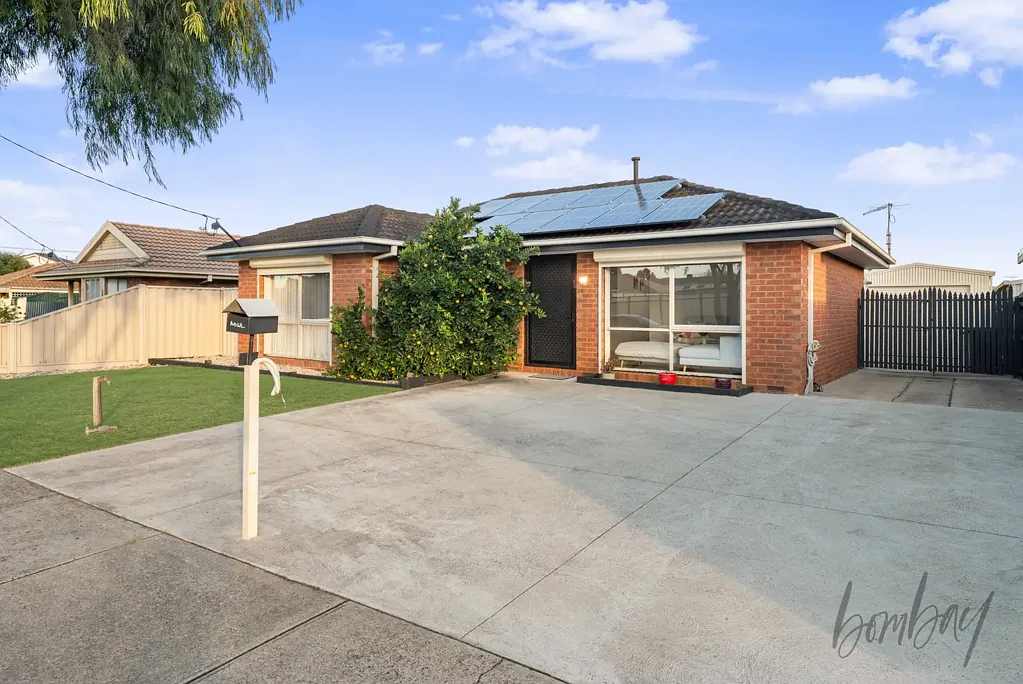 Craigieburn 3房 648平米巨地块 豪华翻新住宅 优质电器地板 中央冷暖空调 全年可用Pergola 安全车库近中央 FULLY RENOVATED MASTERPIECE.