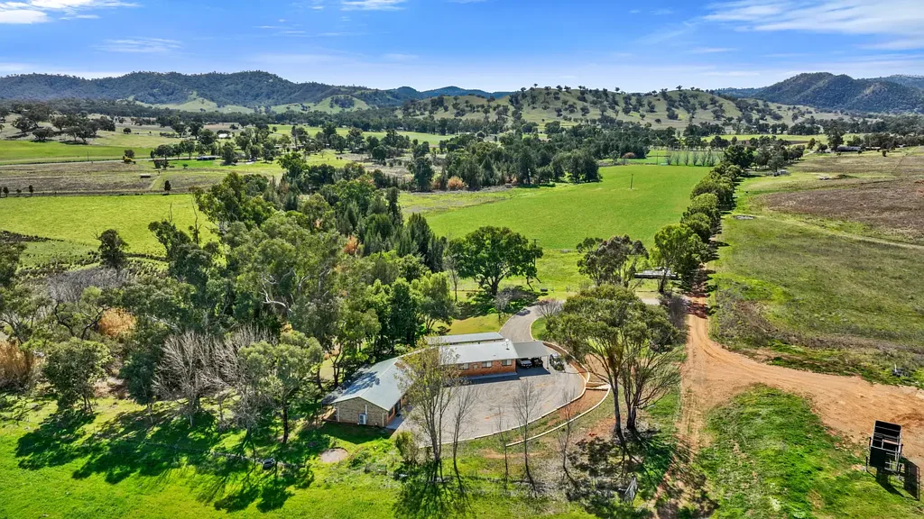 Tamworth The Oaks - A Magnificent Small Rural Holding with Creek Frontage