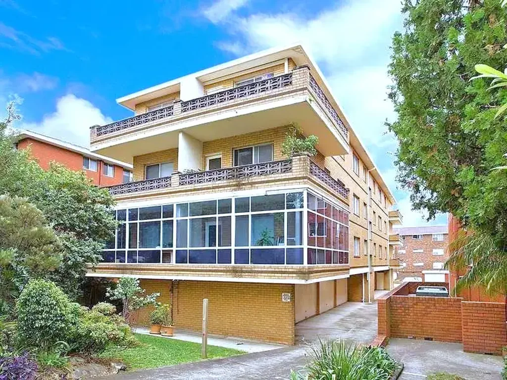 Beautifully renovated 2 bedroom apartment on First floor