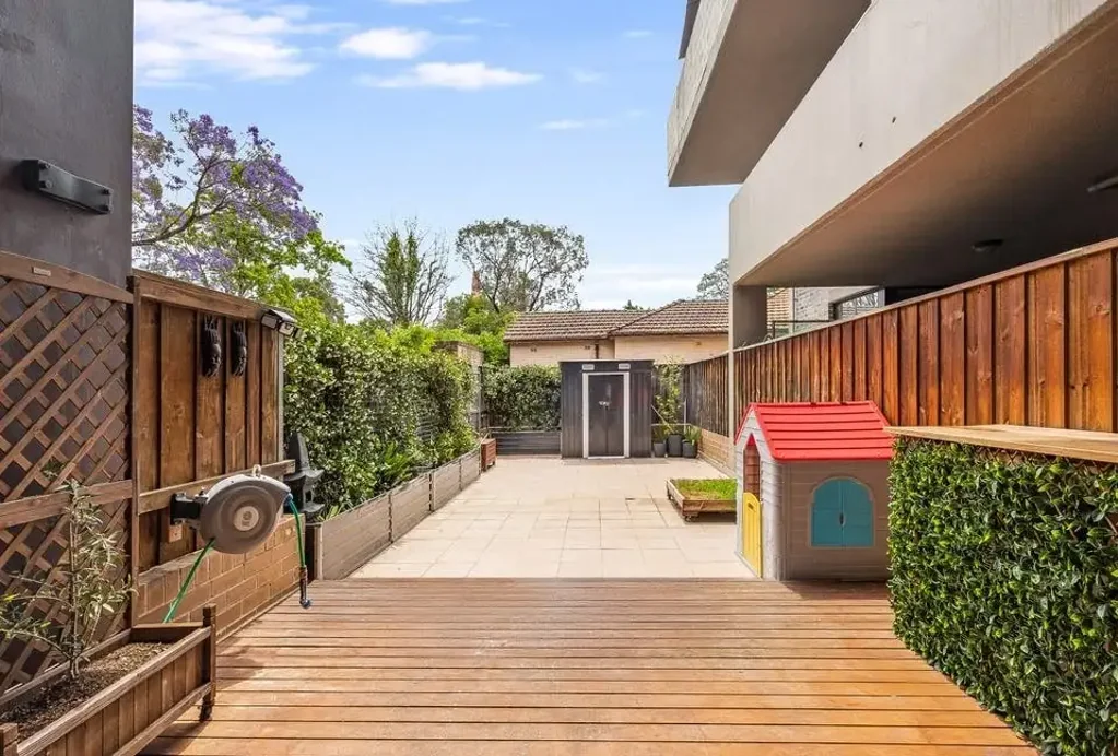 Homebush 2Phòng ngủ Stylish Dual-Level Living with Exceptional Outdoor Space in the Heart of Homebush