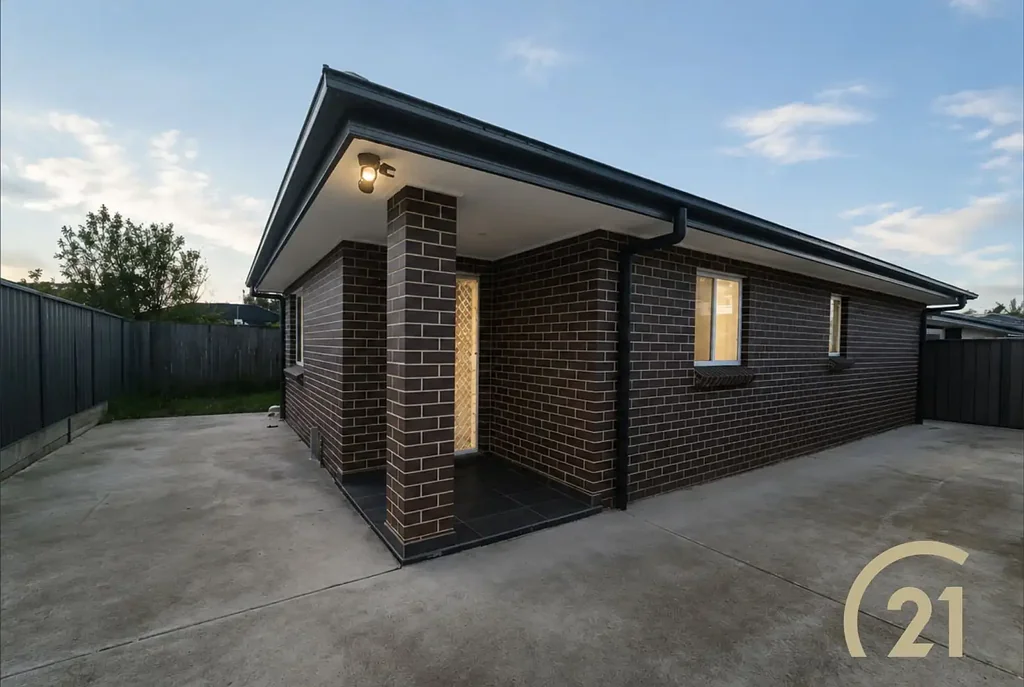 Spacious & Modern Three-Bedroom Granny Flat with Driveway Access