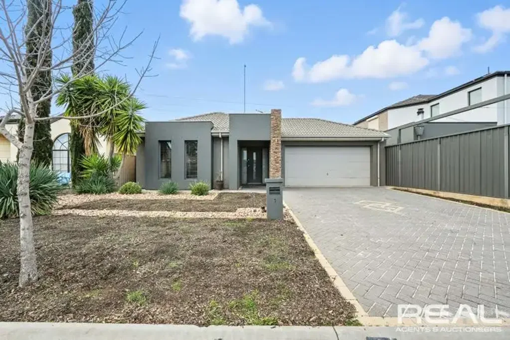 Parafield Gardens 3 Bedroom Spectacular cul-de-sac residence, 2 seperate living areas, wonderful entertaining plus garage