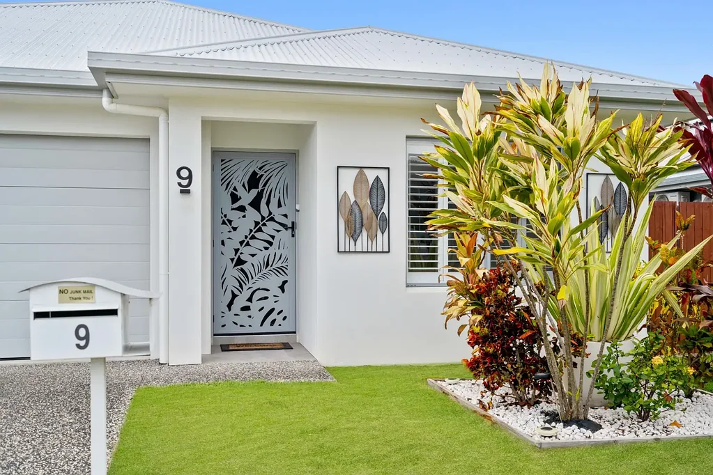 Smithfield 4 Bedroom NO REAR NEIGHBOURS, SIDE ACCESS, SPA POOL AND ESTABLISHED GARDENS