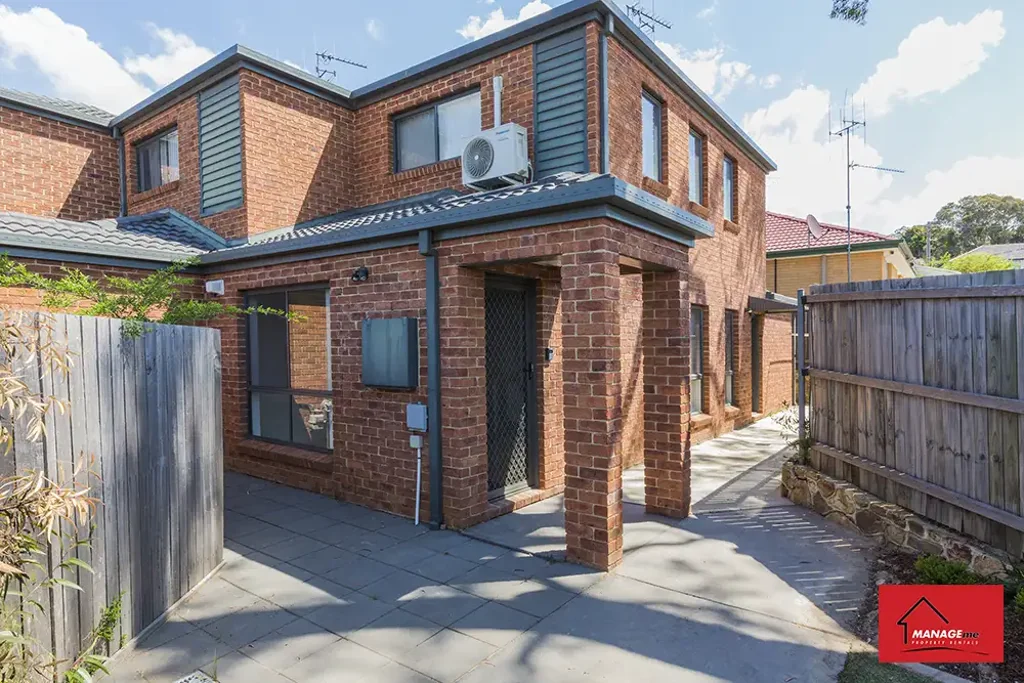 TWO STOREY TOWNHOUSE, EASY CARE COURTYARD, GREAT LOCATION