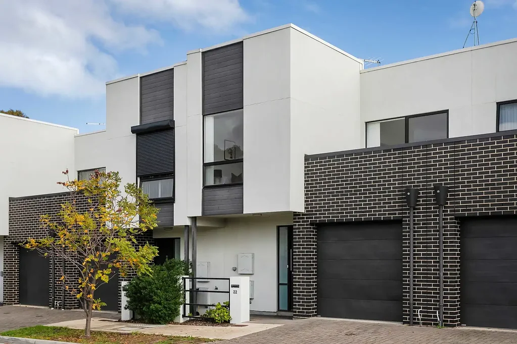 Royal Park 3 Bedroom Modern Contemporary Townhouse Offering Light-Filled Living & Effortless Convenie