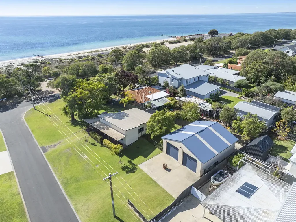 Abbey 3房  RARE BEACHSIDE OPPORTUNITY ON 1,134sqm CORNER BLOCK