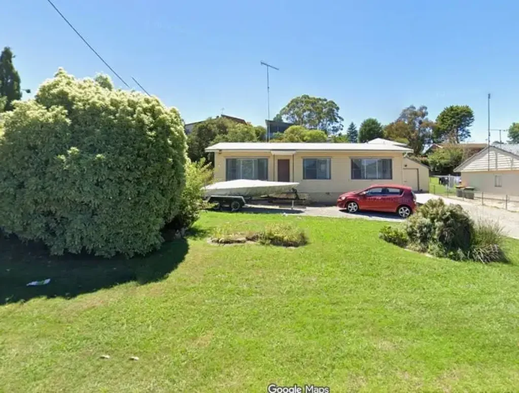 Moss Vale 3部屋 A Rare Opportunity: Large Block, Huge Garage, Extra Room & Solid Rental Income