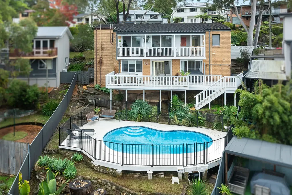 Kirrawee 4房 林荫死胡同 宁静私密 588sqm阔地 山谷景观 游泳池 多功能空间 学区房 便利交通 Elevated Family Living with Sweeping Valley Views