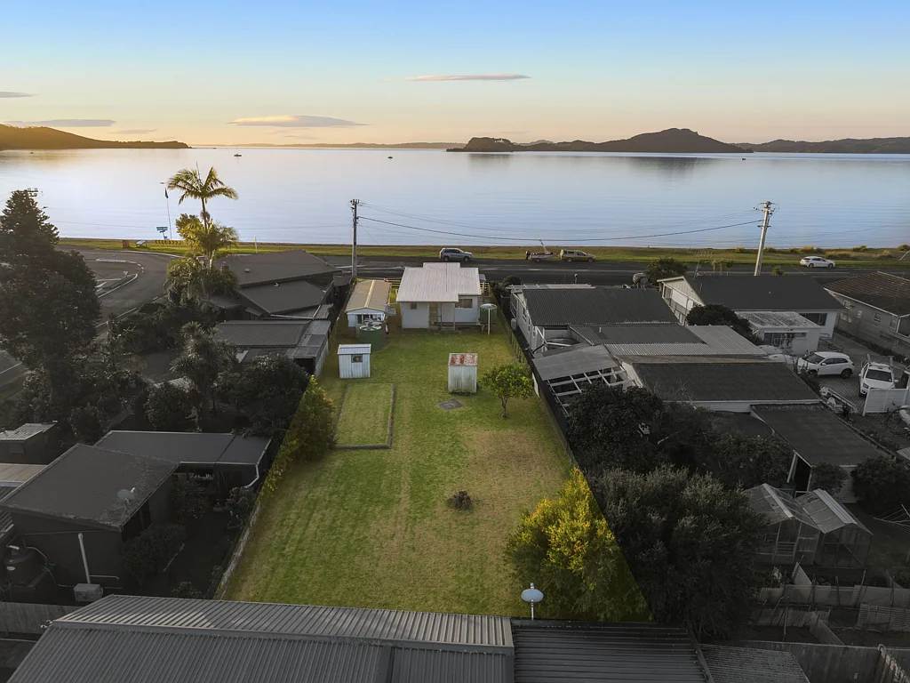 Kawakawa Bay 2房  Waterfront With Potential - Make Your Offer!